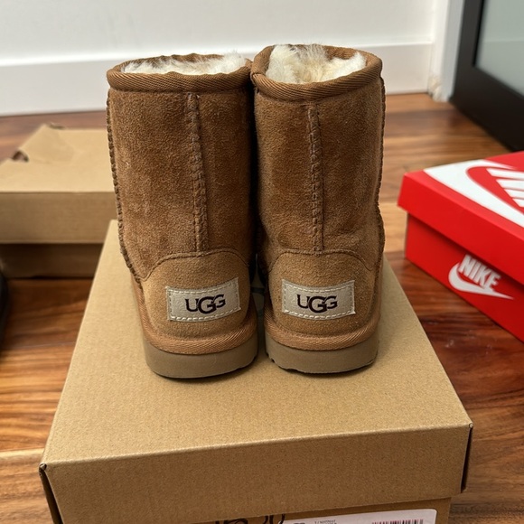 Toddler size US 8 chestnut Uggs. Good condition - Picture 3 of 5